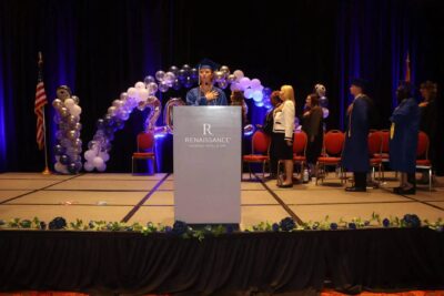 طالب متخرج يتحدث