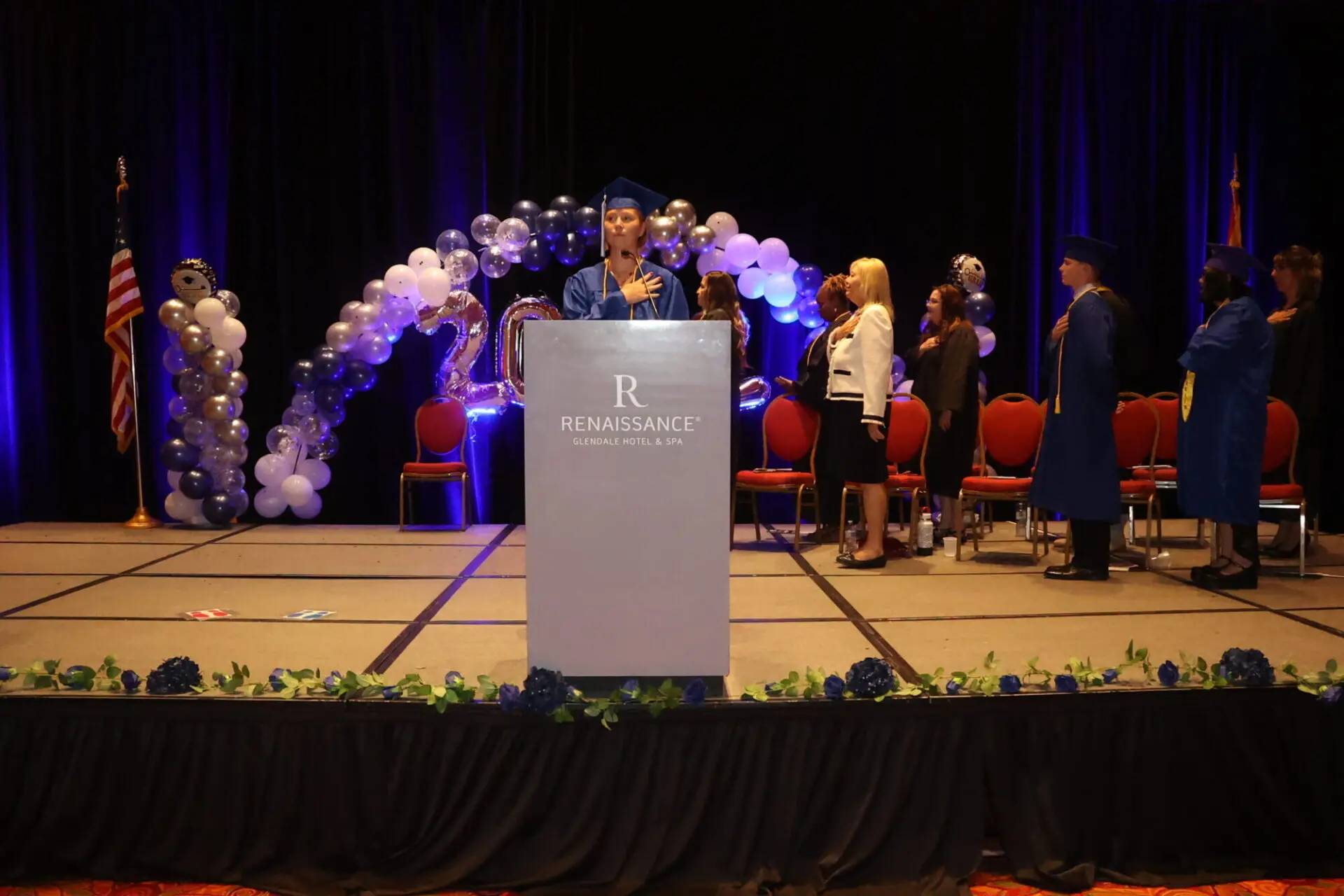 طالب متخرج يتحدث