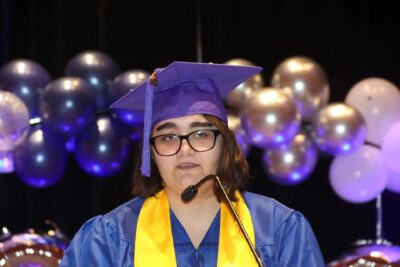 طالب متخرج يتحدث