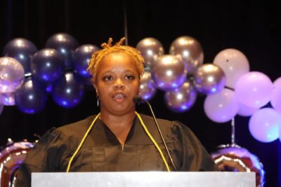 امرأة تتحدث