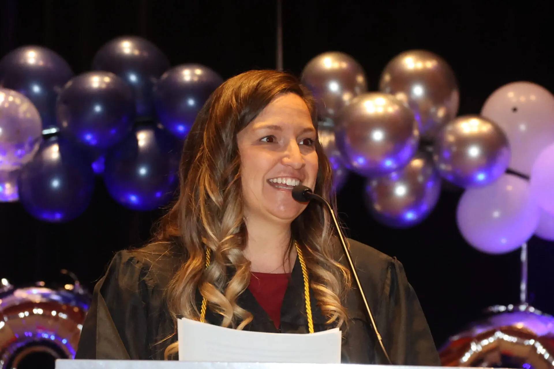 المعلم يتحدث