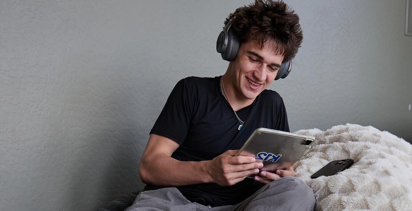 طالب مع جهازه اللوحي