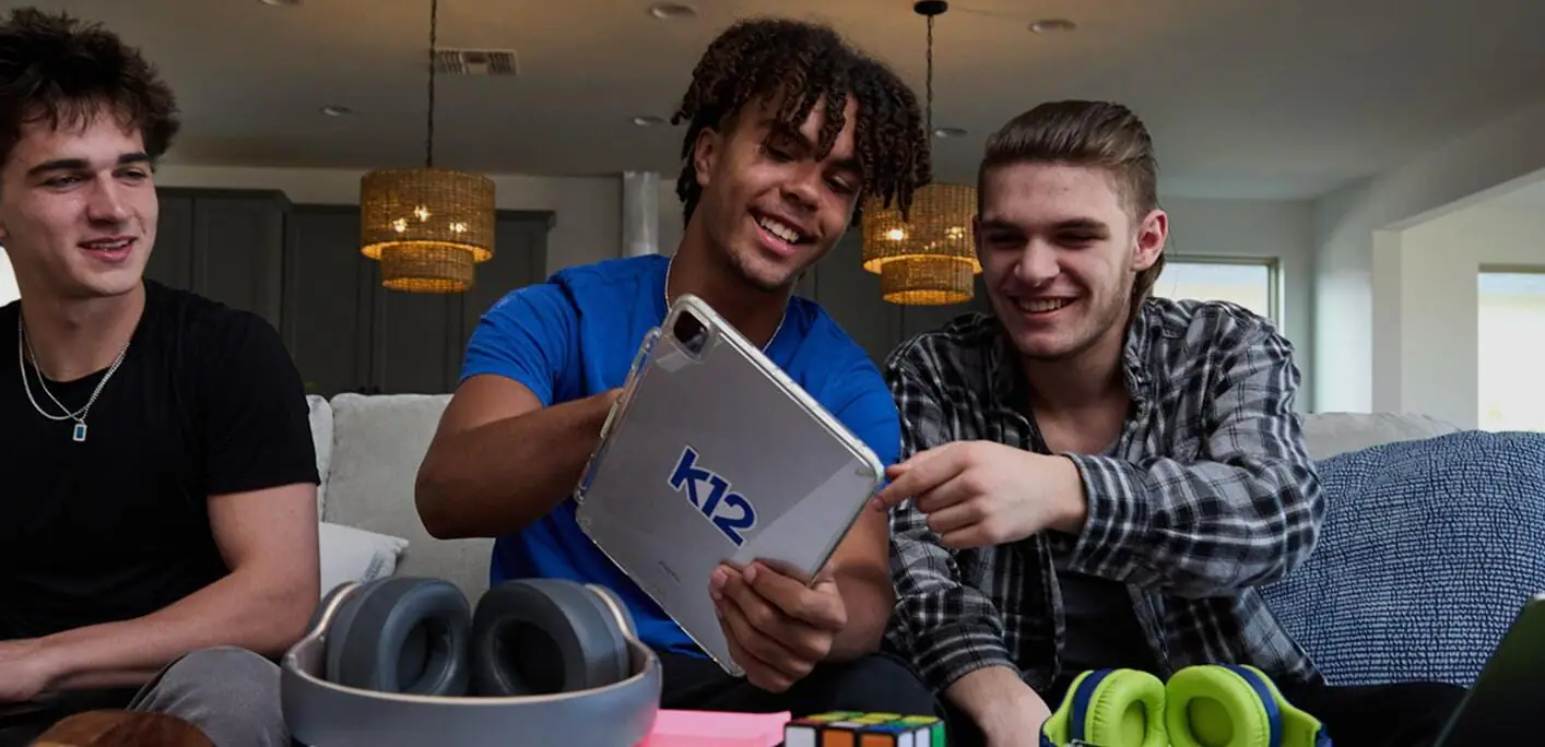 الطلاب الذين يستخدمون الكمبيوتر اللوحي