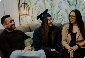 الطالبة المتخرجة ووالديها