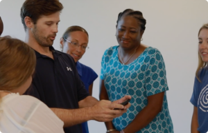 طالب يعمل بهاتفه المحمول