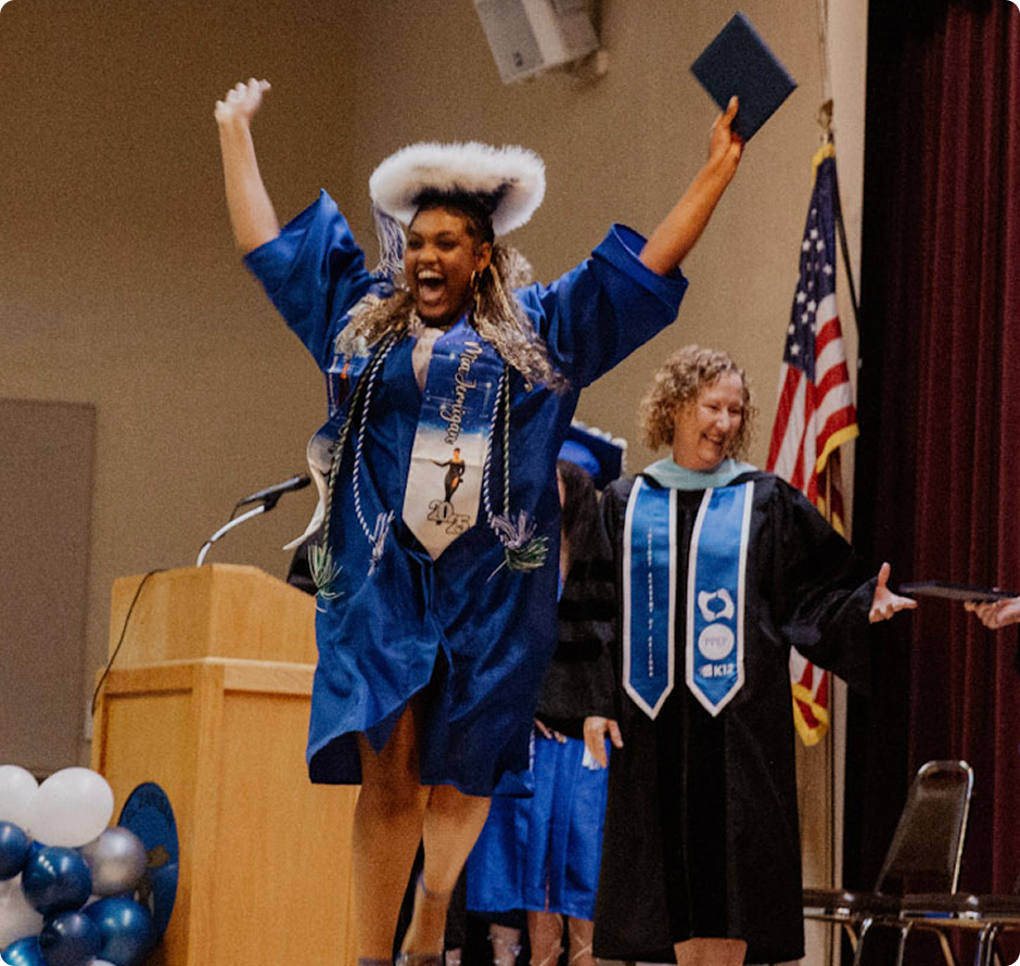 الطالبة المتخرجة في حفل تخرجها