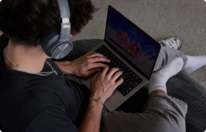 طالب يعمل مع حاسوبه المحمول