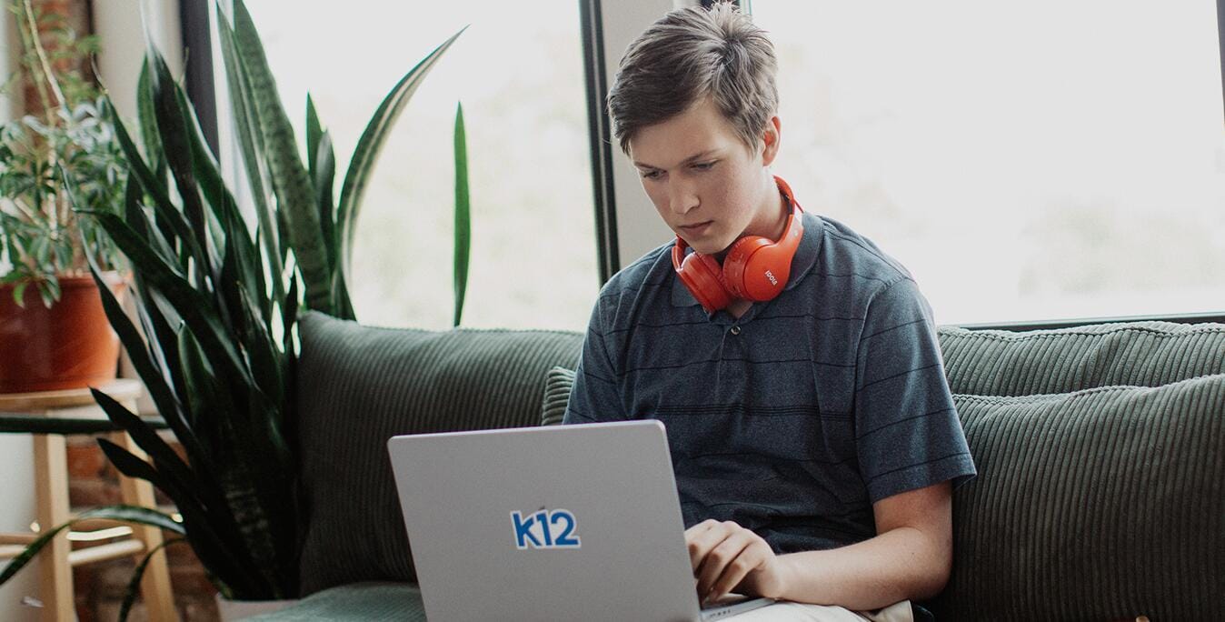 طالب يعمل مع حاسوبه المحمول