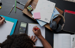 طالب يدون ملاحظات