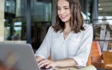 فتاة تكتب على الآلة الكاتبة