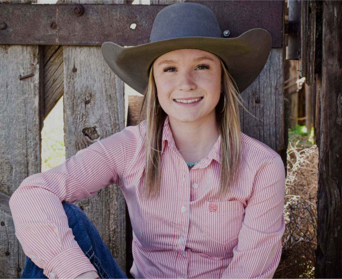 فتاة ترتدي قبعة