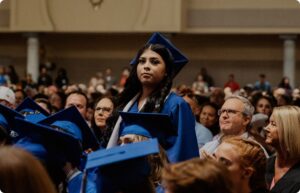 الطالبة المتخرجة في حفل تخرجها