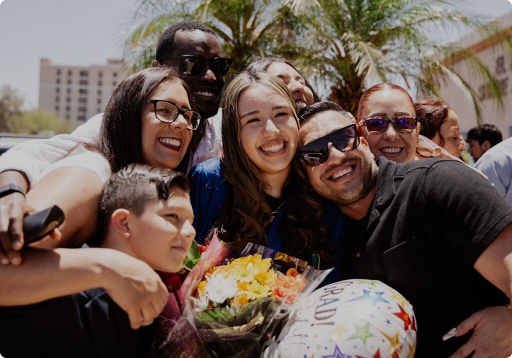 مجموعة من الأشخاص يحتفلون