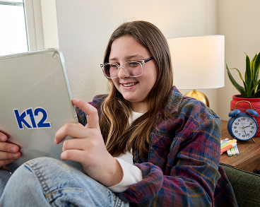 طالبة مع الآيباد الخاص بها