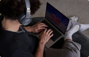 طالب يعمل مع حاسوبه المحمول