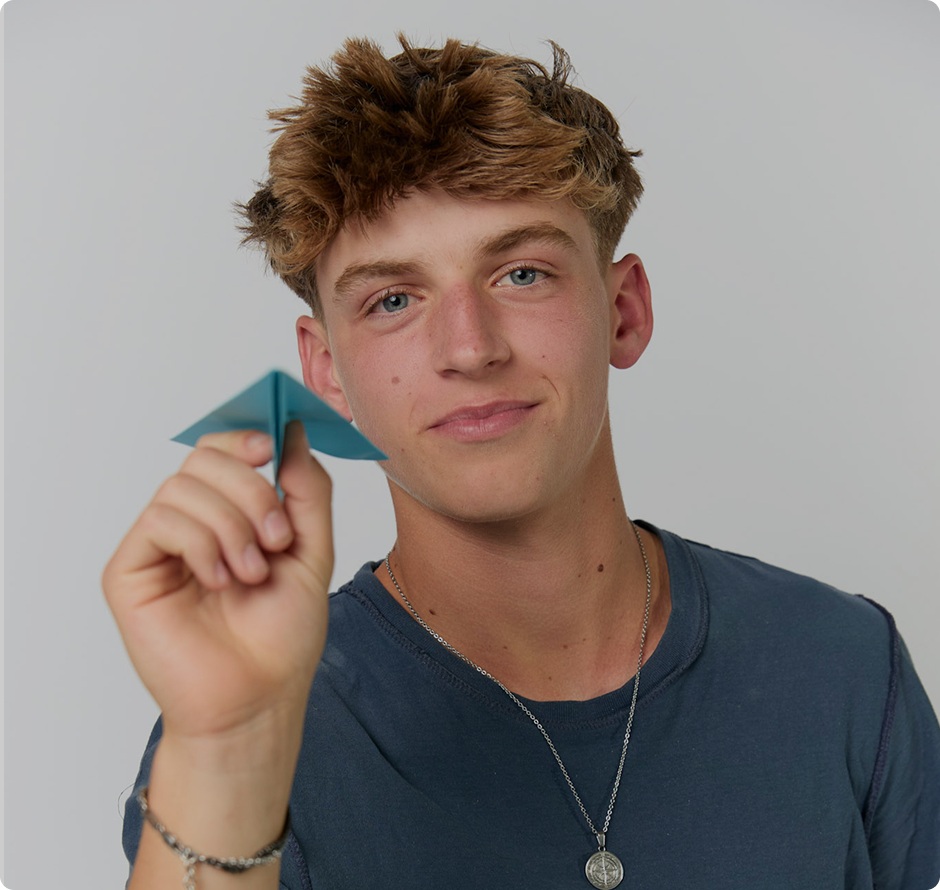 صبي بطائرة ورقية