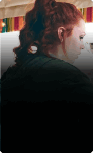 فتاة بشعر مضفور