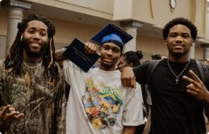 الطلاب في حفل تخرجهم