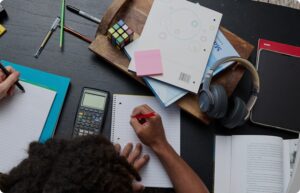 طالب يدون ملاحظات