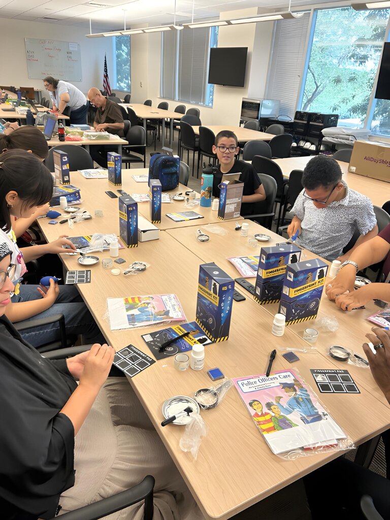 طلاب محليون يجرون تحليل بصمات الأصابع في أكاديمية أريزونا الافتراضية في غليندال. كان الطلاب من سوربرايز وغليندال وبيوريا وويست فينيكس والعديد من المحميات الأمريكية الأصلية المجاورة.