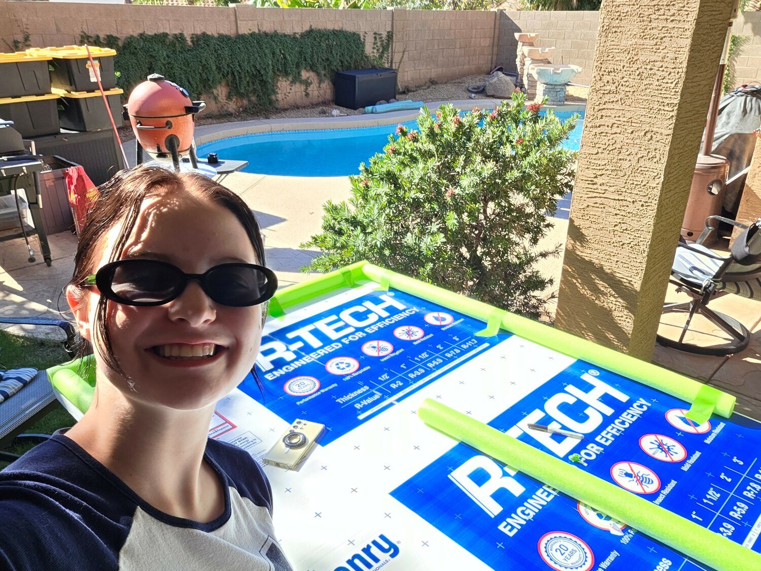 طالب في أكاديمية إنسايت في أريزونا وفريق FBLA في أكاديمية أريزونا الافتراضية يبتسم أثناء العمل في مشروع جماعي.