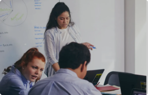 الطلاب يعملون معاً